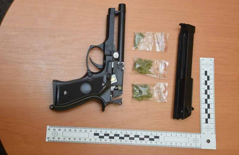 14-latek schował narkotyki w pistolecie na kulki i poszedł z nim do szkoły