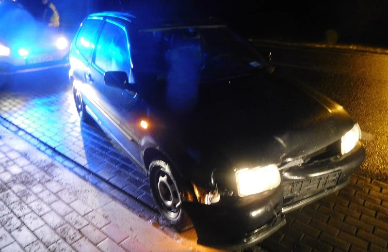 43-latek miał 4 promile jadąc samochodem. Zasnął na środku drogi