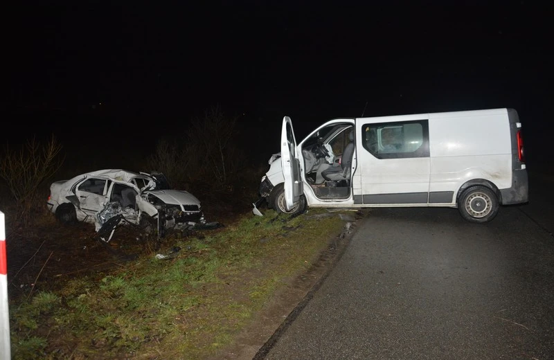 Czołowe zderzenie skody z dostawczym renault. Trzy osoby przewieziono do szpitala
