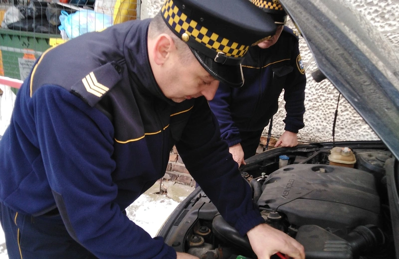 Strażnicy miejscy pomogą odpalić auto. Mają już drugie urządzenie rozruchowe