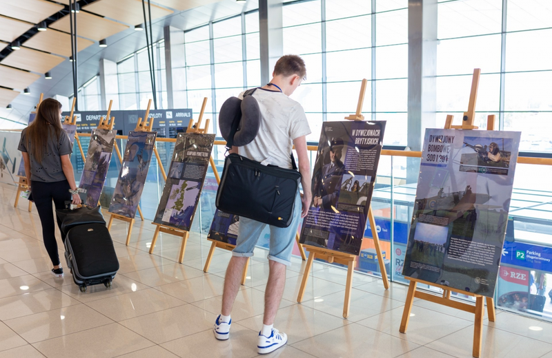 Wystawa fotografii w terminalu lotniska w Jasionce