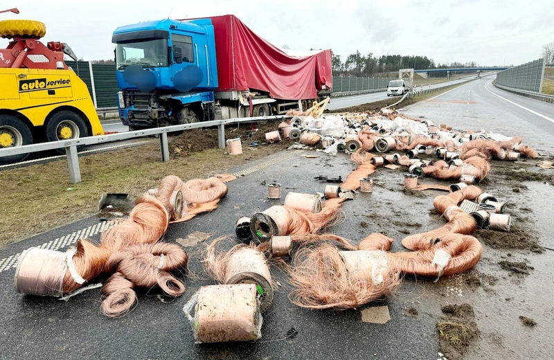 Utrudnienia na S19 w powiecie niżańskim. Z naczepy tira wypadł ładunek