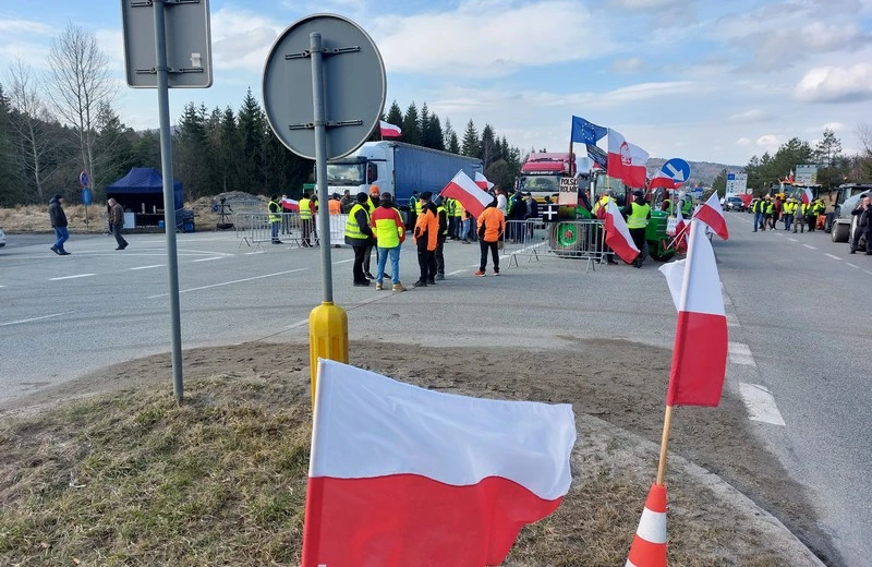 Kierowca ciężarówki chciał ominąć rolniczą blokadę. Potrącił jednego z protestujących