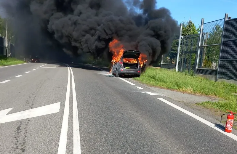 Samochód stanął w płomieniach, policjanci ruszyli do akcji [ZDJĘCIA]