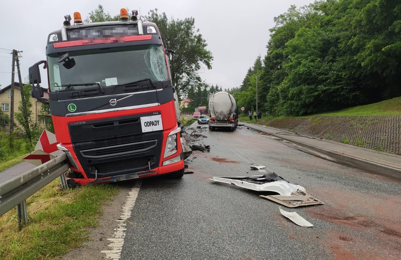 Zderzenie dwóch ciężarówek w Zarzeczu. Jeden z kierowców trafił do szpitala