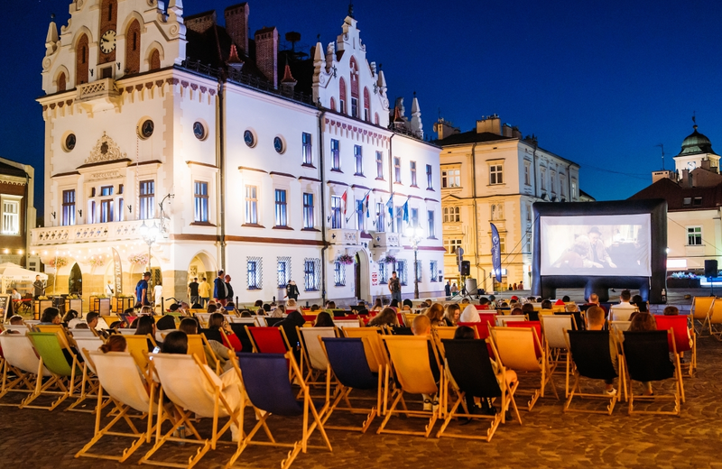 Kino plenerowe na rzeszowskim Rynku. Na ekranie: Kos i Kobiety z 6. piętra