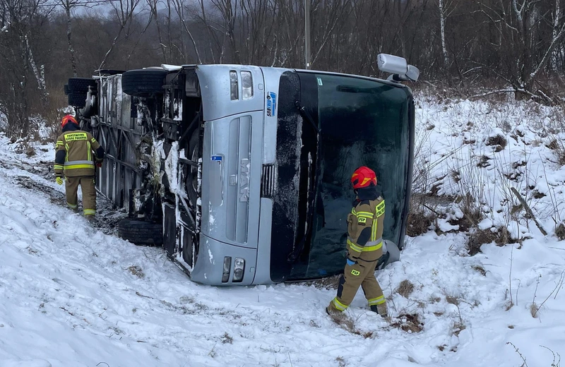 Wypadek autokaru w Ustrzykach Górnych. 19 osób rannych