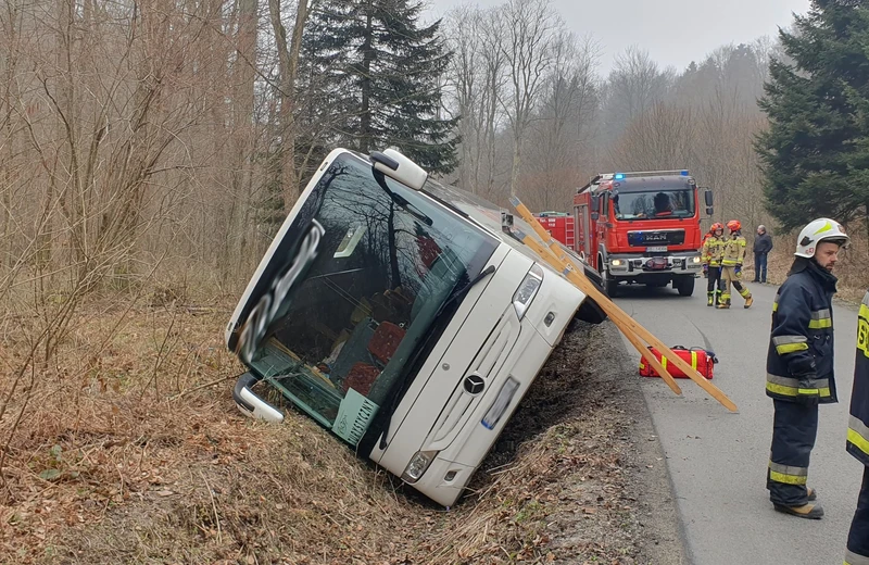 Wypadek autokaru z turystami w Makowej