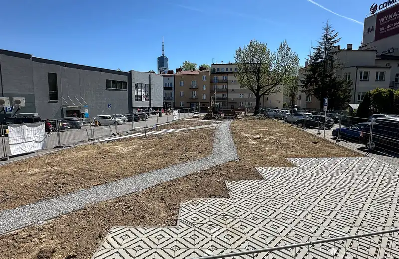 Zieleń zamiast betonu. W centrum Rzeszowa powstaje nowy ogród kieszonkowy [ZDJĘCIA]