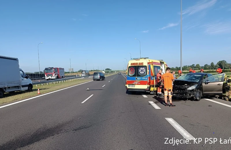 Poranny wypadek na A4 w kierunku Rzeszowa. Zderzenie osobówki w lawetą