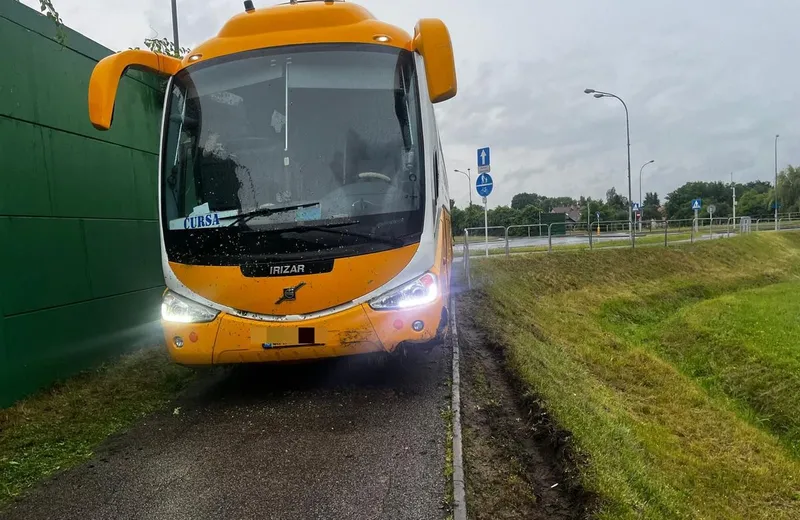 Kolizja na rondzie Kuronia w Rzeszowie. Autokar zderzył się z osobówką i wjechał za ekrany akustyczne