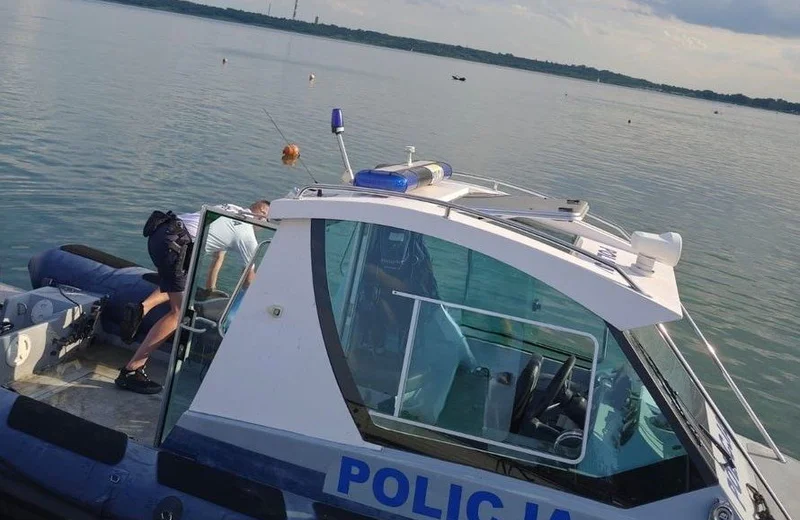 Silny wiatr przewrócił żaglówkę z 4 osobami na Jeziorze Tarnobrzeskim