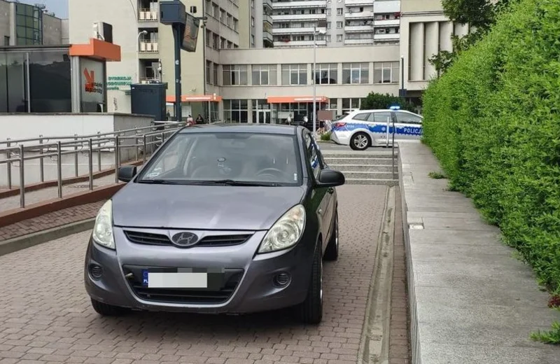 Wjechał schodami na zamknięty parking Podkarpackiego Urzędu Wojewódzkiego 