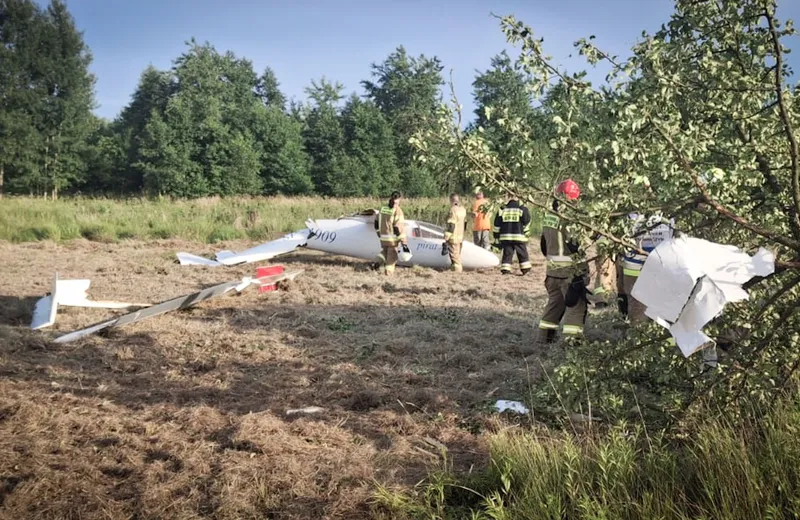 Wypadek szybowca w Musikowie. Pilot wydostał się o własnych siłach [ZDJĘCIA]