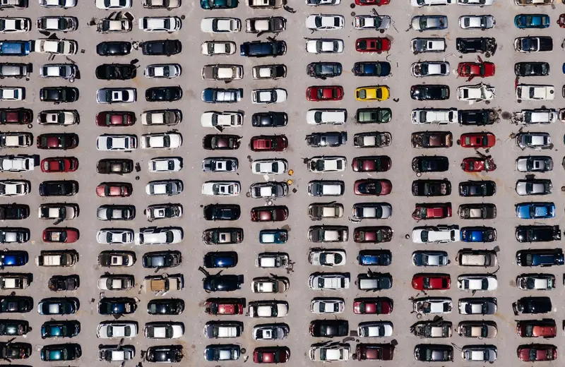 Parkowanie przy lotnisku Balice: czy warto korzystać z prywatnych parkingów?