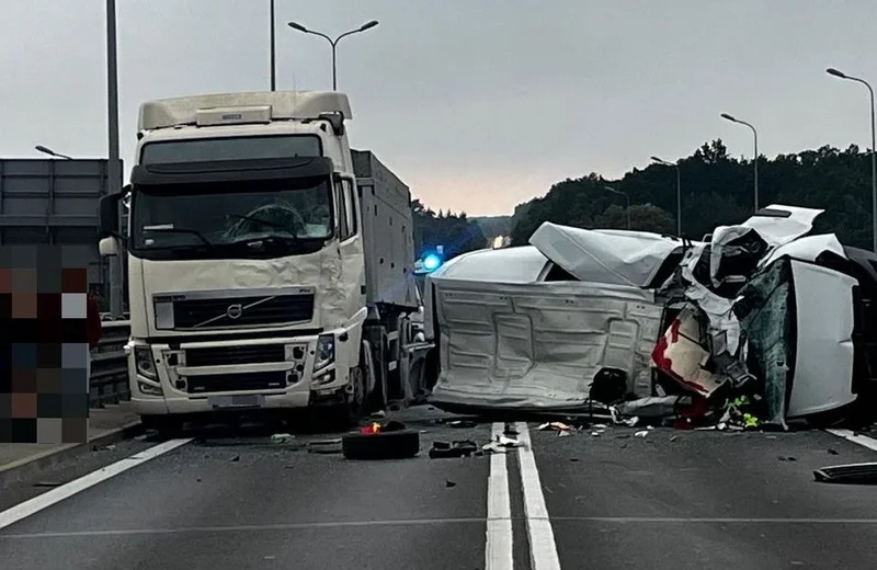Wypadek w Głogowie Małopolskim. Zderzyły się 4 pojazdy, 3 osoby w szpitalu [ZDJĘCIA]