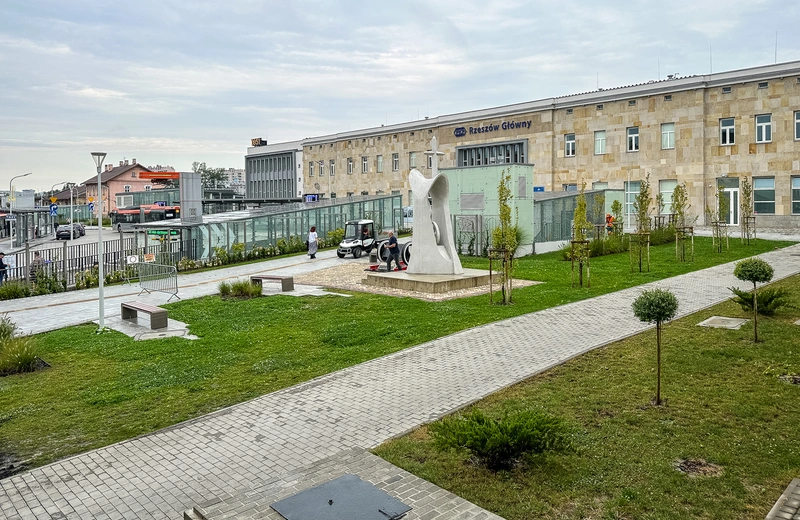 Otwarto zmodernizowany budynek dworca Rzeszów Główny, nowe centrum komunikacyjne i kulturalne miasta [ZDJĘCIA]