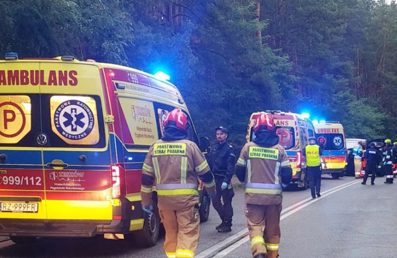 Zderzenie osobówki z busem. Jedna osoba nie żyje