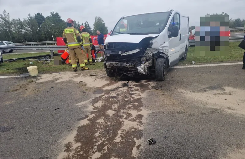 Dachowanie busa na A4 w Terliczce. 47-letnia kobieta zginęła na miejscu