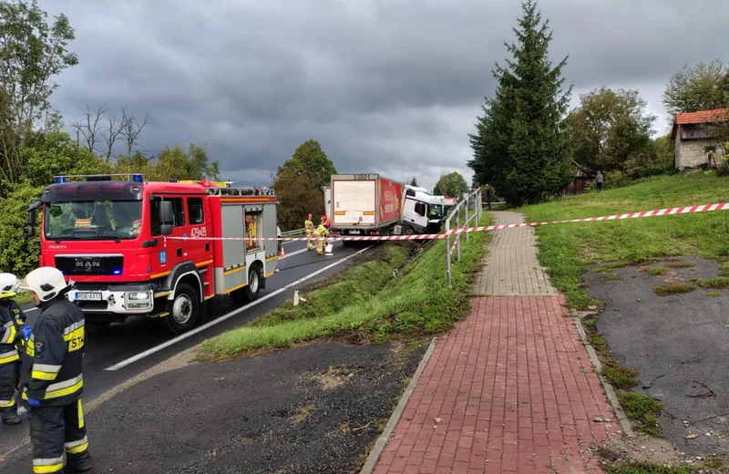 Utrudnienia na DK73 w Bukowej. Naczepa tira blokuje drogę w kierunku Pilzna