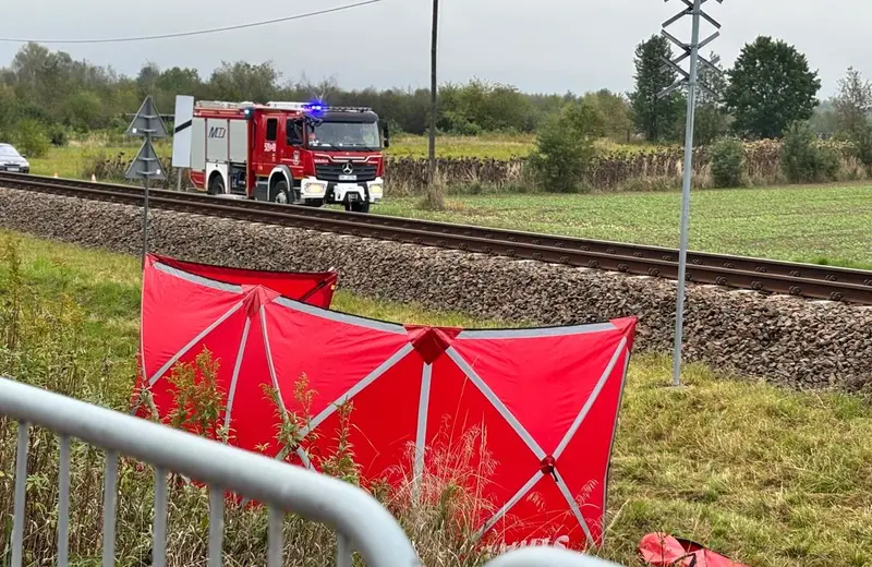 Tragiczny wypadek na przejściu kolejowym w Chorzelowie. 85-latek i jego wnuczka zginęli na miejscu