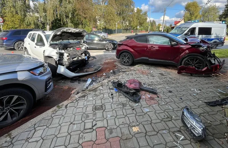 Zderzenie trzech aut na skrzyżowaniu ul.  Paderewskiego z ul. Krzyżanowskiego