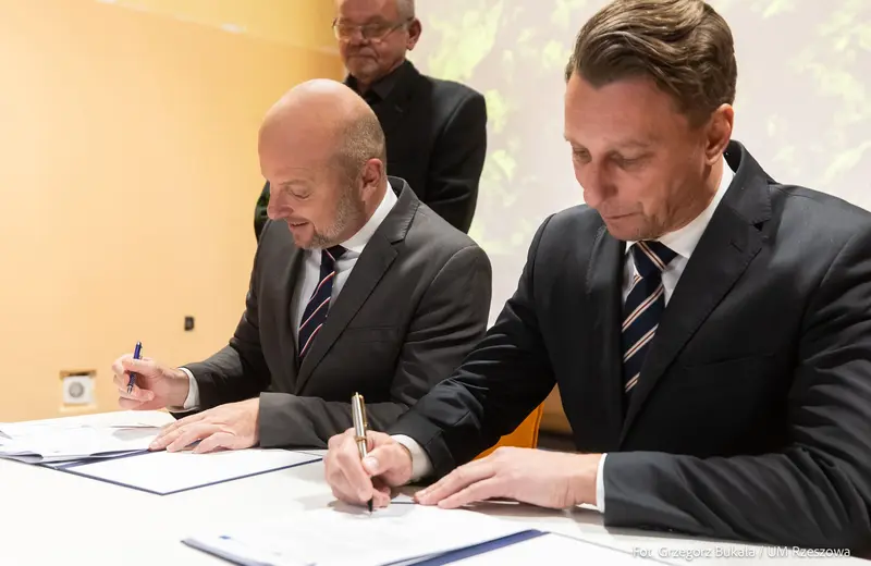 Podpisano umowę na budowę kładki nad rzeką Strug