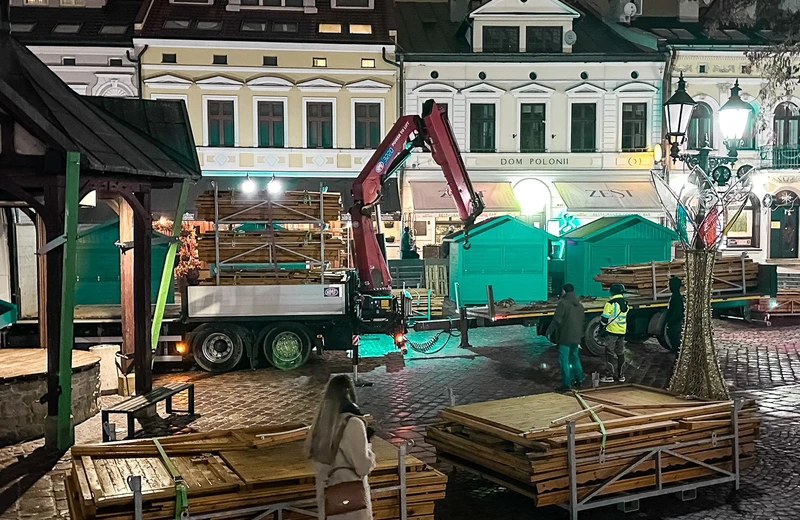 Rzeszowski Rynek zmienia się w Świąteczne Miasteczko. Otwarcie tuż, tuż [ZDJĘCIA]