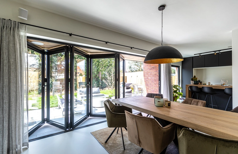 Dom wypełniony światłem – jak wpuścić słońce do każdego pomieszczenia?