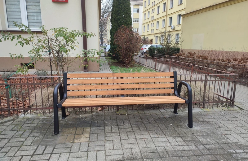 W centrum Rzeszowa montują dodatkowe ławki