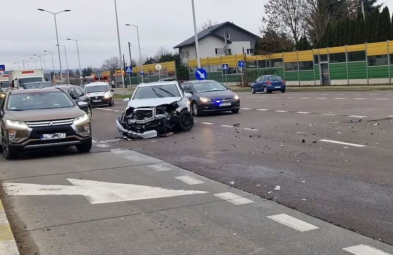 Zderzenie dwóch aut na ul. Podkarpackiej. Dwie osoby ranne