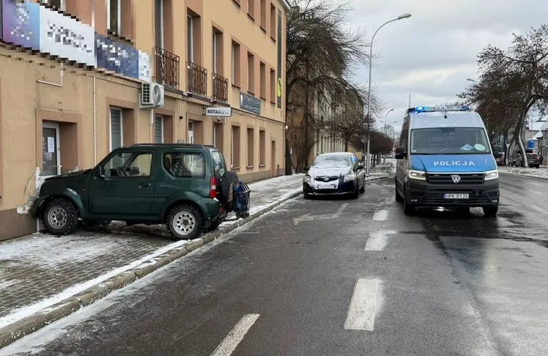 Wypadek na ul. Warszawskiej. Suzuki wbiło się w elewację budynku, 2 osoby w szpitalu