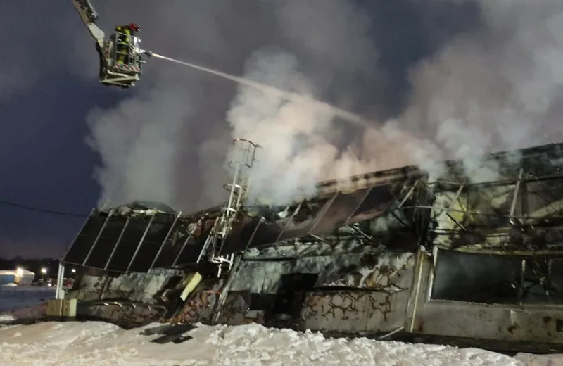 Pożar hali produkcyjnej w Zagórzu. W akcji kilkudziesięciu strażaków