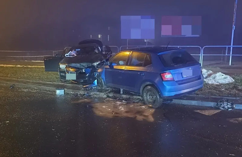 Zderzenie dwóch samochodów na rondzie Kuronia. 4 osoby w szpitalu