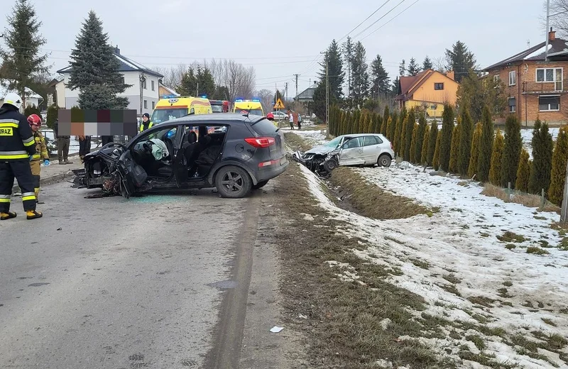 Czołowe zderzenie w Nowym Borku. 3 osoby w szpitalu, lądował śmigłowiec LPR