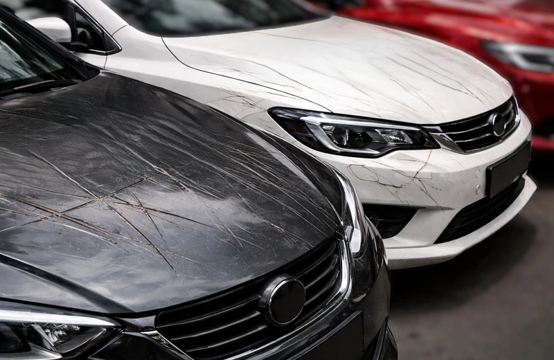 Ktoś uszkodził 20 samochodów przy ul. Żwirki i Wigury. Policja prosi o pomoc