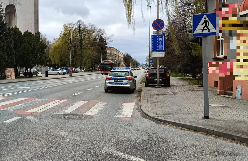 Poranny wypadek na ul. Dąbrowskiego. 33-letnia kobieta trafiła do szpitala