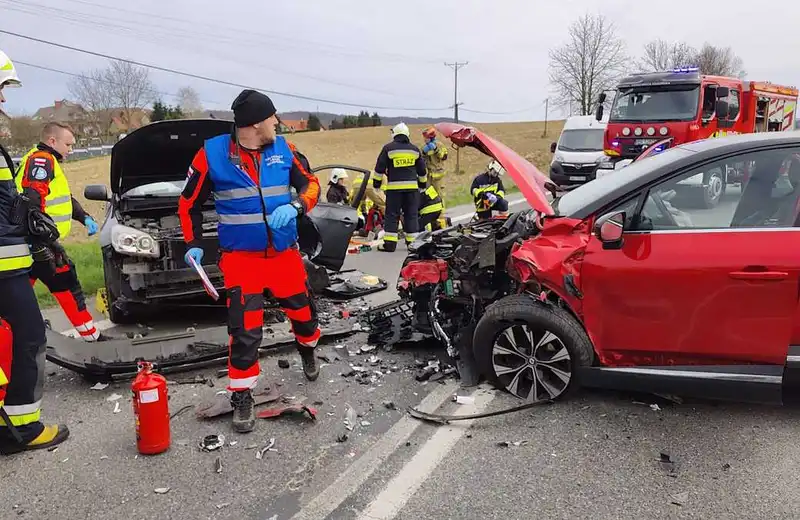 Czołowe zderzenie na DW 886 w Grabownicy Starzeńskiej. Lądował śmigłowiec LPR