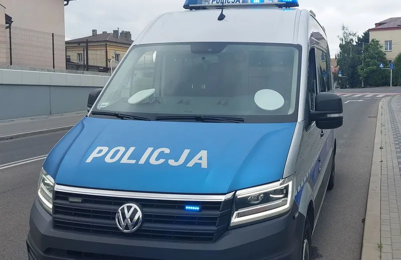 Wypadek pod wiaduktem kolejowym na ul. Batorego. Poważnie ranny motocyklista