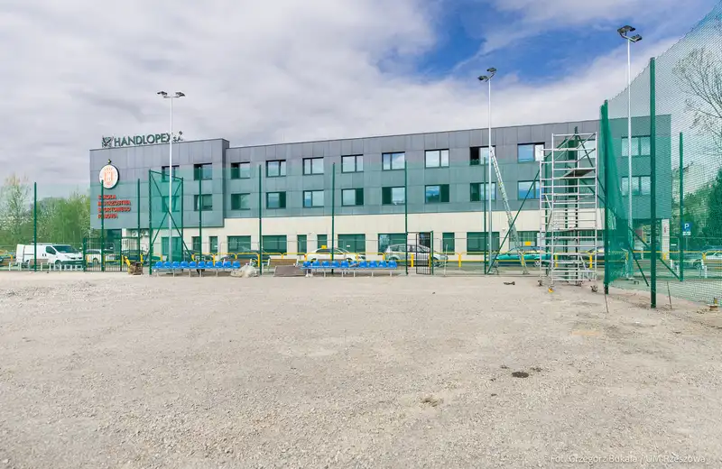 Przy ul. Wyspiańskiego powstaje nowy kompleks sportowy [ZDJĘCIA]