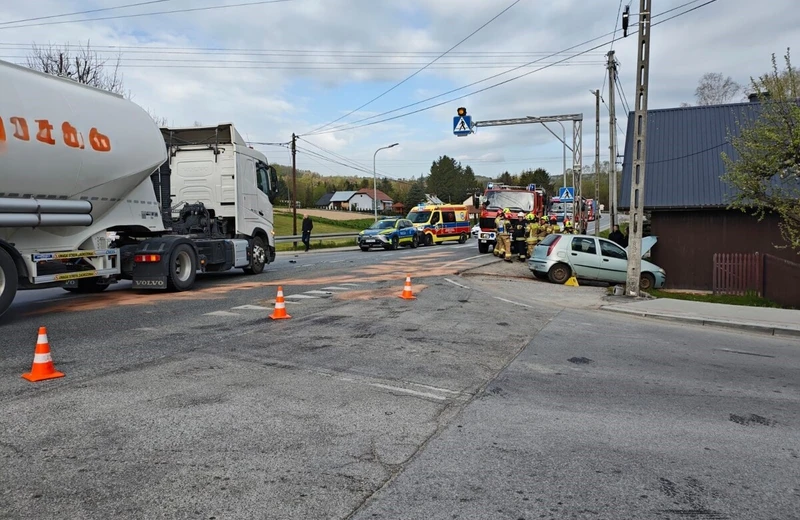 Zderzenie osobówki z cysterną w Połomii. 1 osoba w szpitalu
