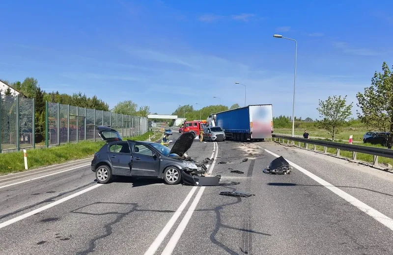 Czołowe zderzenie na obwodnicy Jarosławia. Kierowca opla trafił do szpitala