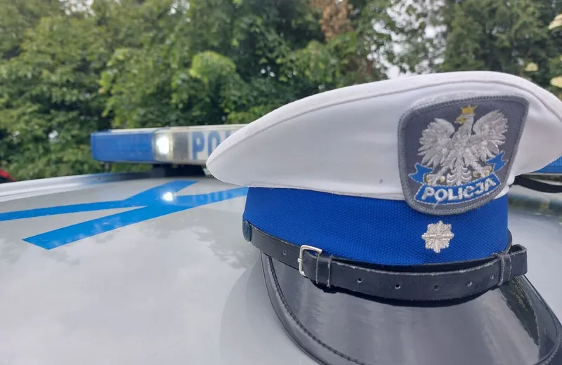 Kolizja na ul. Krakowskiej. Pijana kobieta uderzyła audi w znak drogowy