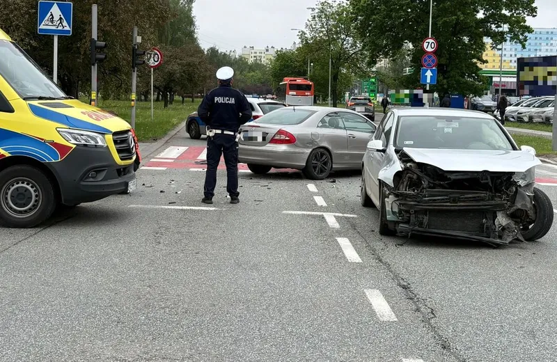 Zderzenie dwóch aut na al. Rejtana w Rzeszowie. Dwie osoby ranne