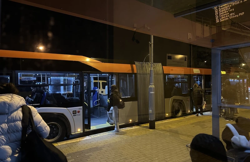 Nowe wiaty, pylony i stojaki rowerowe na rzeszowskich przystankach