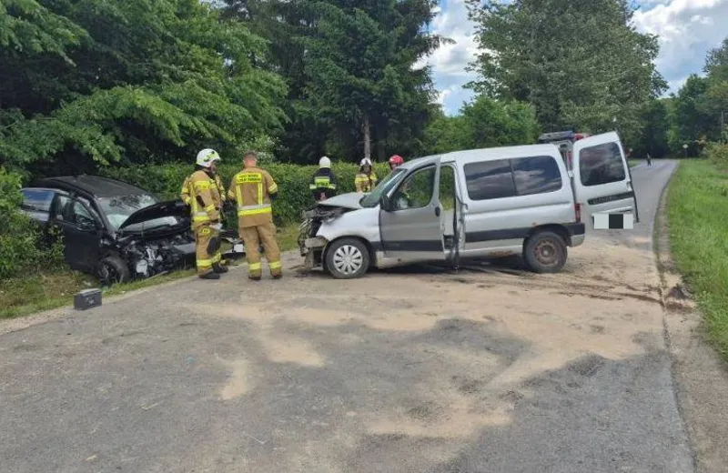 Wypadek w Błędowej Tyczyńskiej. Cztery osoby trafiły do szpitala, droga zablokowana