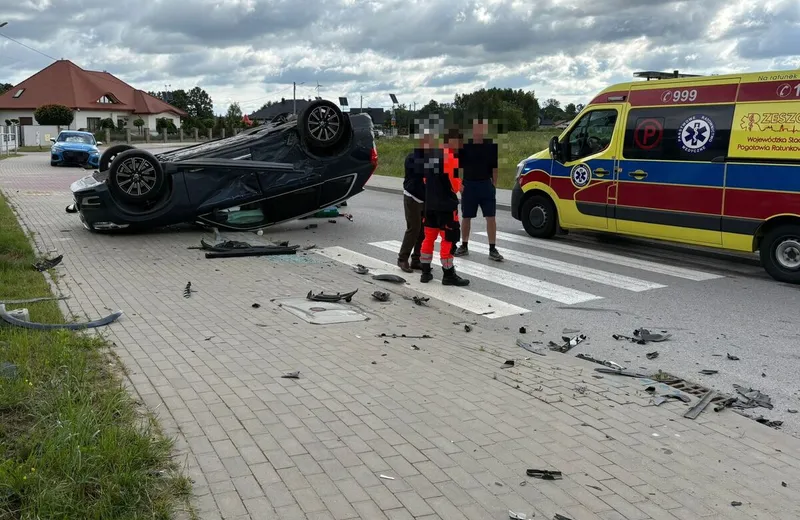 Poranny wypadek w Jasionce. Volvo dachowało, dziecko trafiło do szpitala