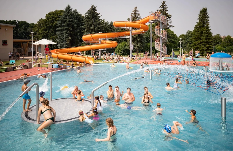 Tor przeszkód i strefa Kids Club - wakacyjne atrakcje na basenach odkrytych ROSiR