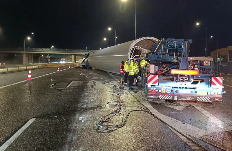 Utrudnienia na autostradzie A4 pod Rzeszowem. Z ciężarówki wypadł duży ładunek