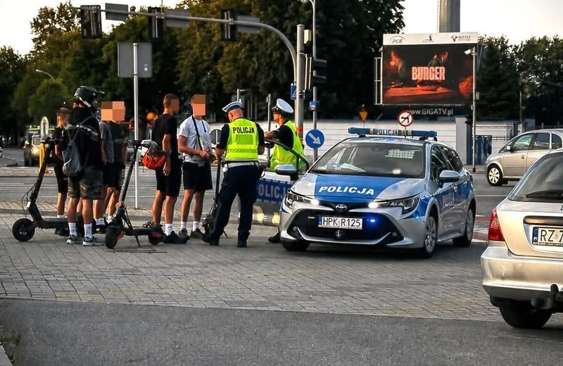 Nielegalny przejazd hulajnogami ulicami Rzeszowa zatrzymany przez policję 